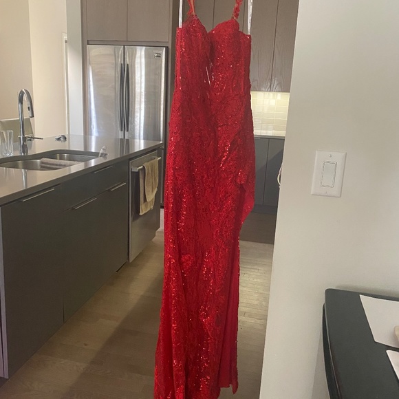 Red Prom/bridesmaid gown - Picture 1 of 7